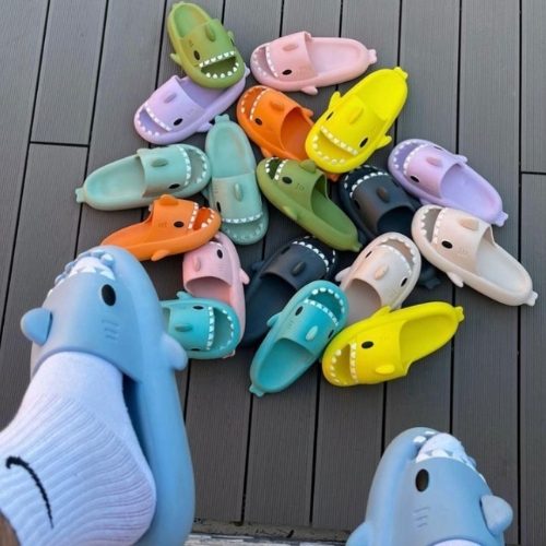 Plusieurs paires de chaussures requin sur une terrasse