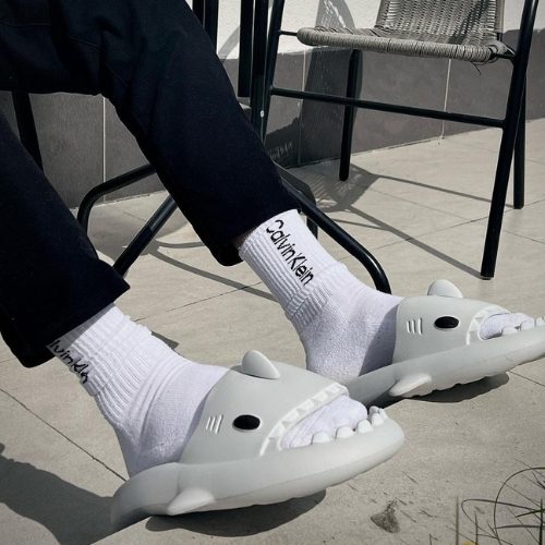 Une paire de claquette requin sur la terrasse